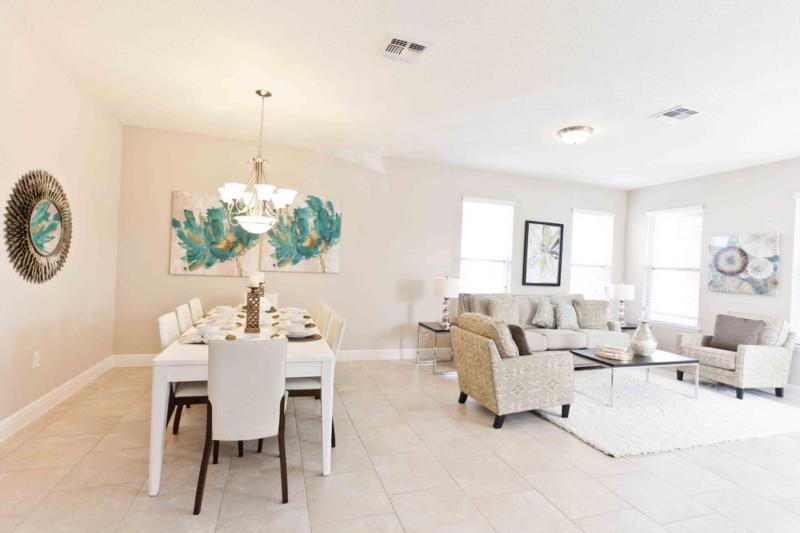 Six-Bedroom House image 2