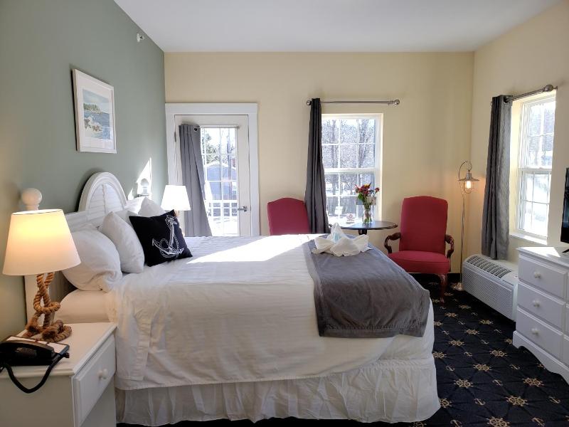 Deluxe King Room image 4