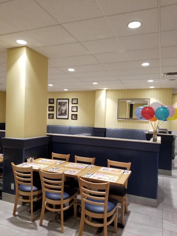 Days Inn by Wyndham Edmonton Downtown - image 9