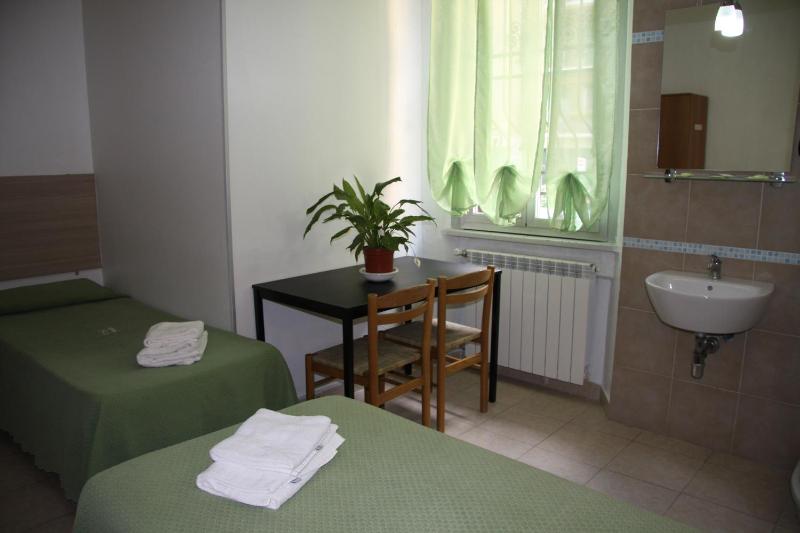 Basic Triple Room with Shared Bathroom image 4