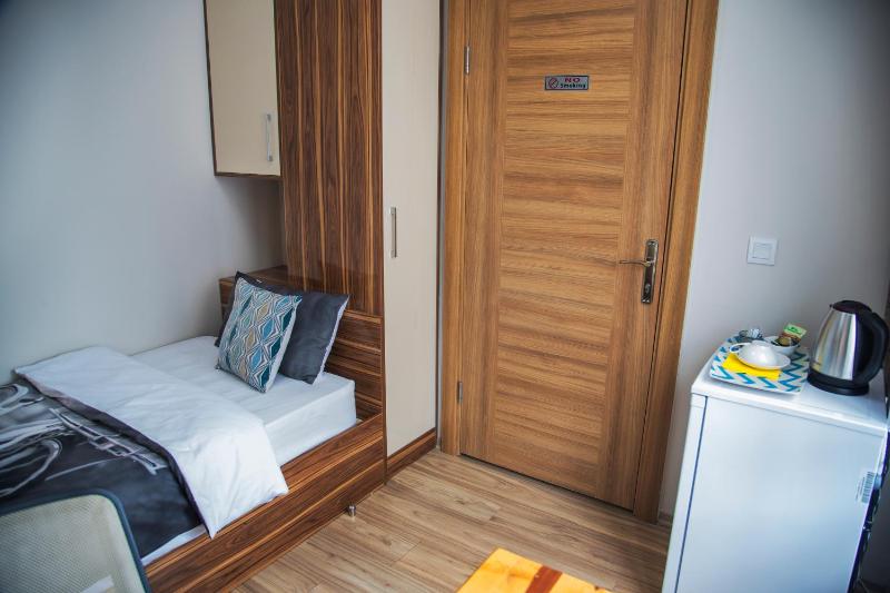 Troy Lodge - image 3