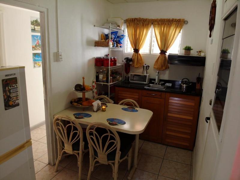 Hostel Room Aruba - image 2