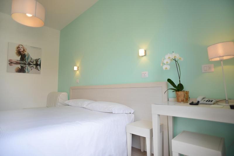 Triple Room with Balcony image 4