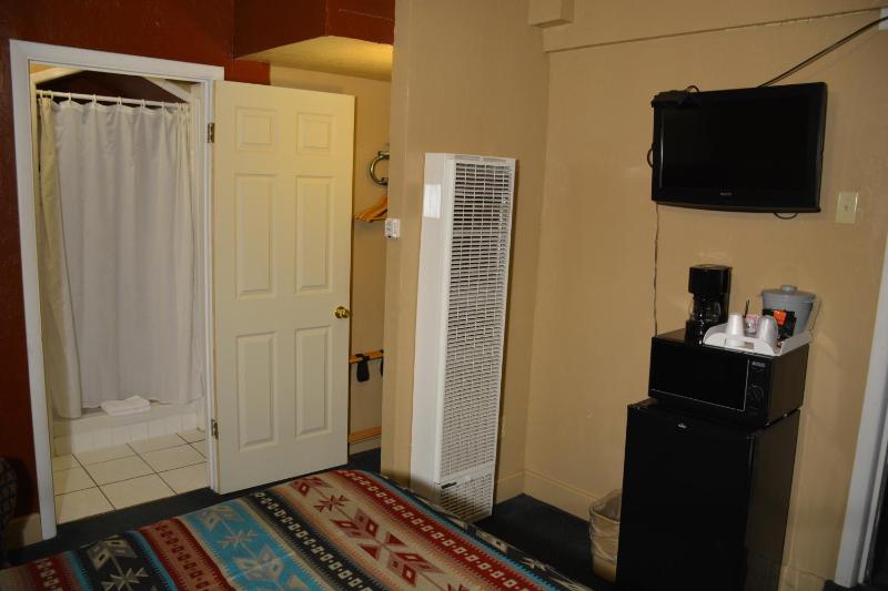 Economy Queen Room image 4