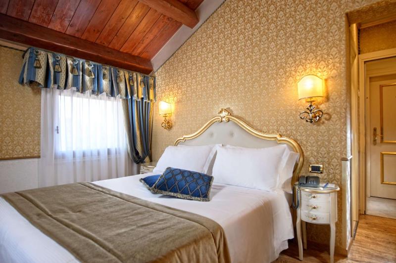 Classic Queen Room with Queen Bed - Non-Smoking image 1
