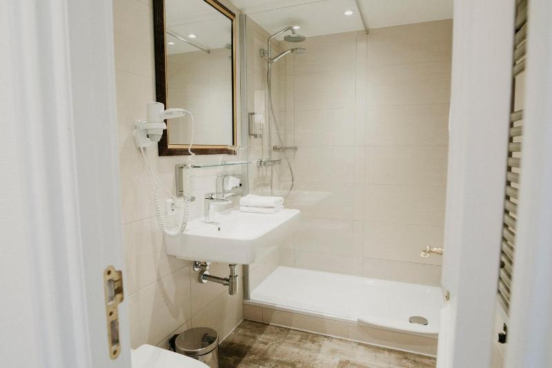 Comfort Double Room with Lake View image 2