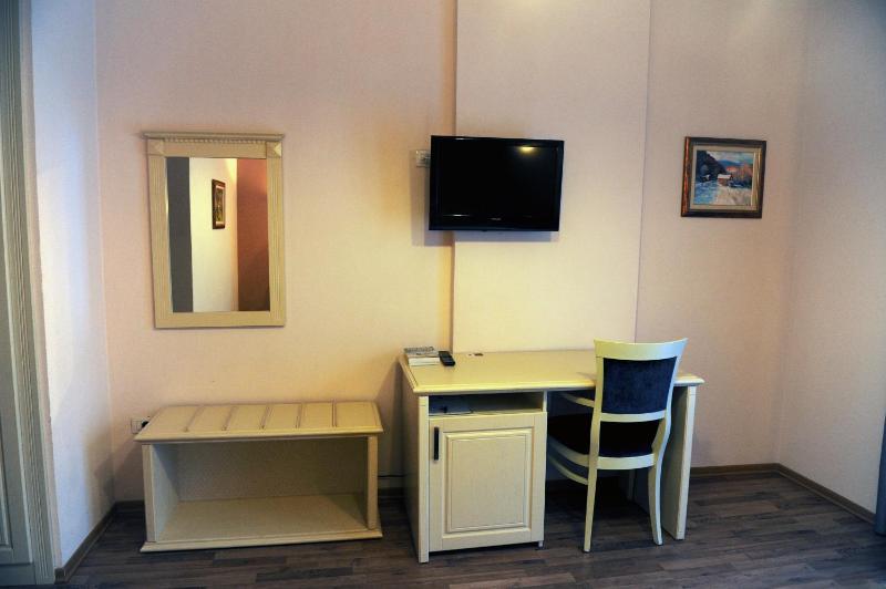 Double Room image 3