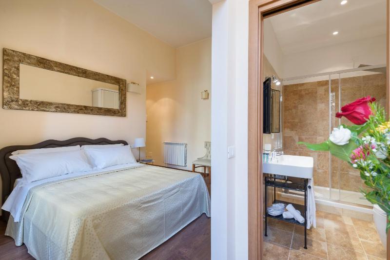 Deluxe Double Room image 4