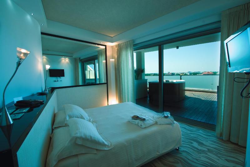 Luxury Suite - Top Floor (2 Adults) image 3