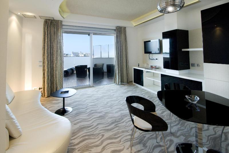 Luxury Suite - Top Floor (2 Adults) image 1