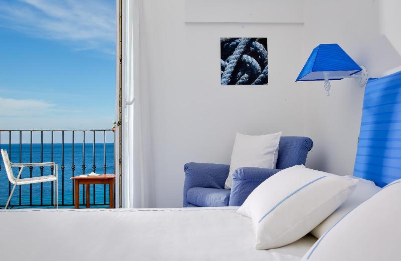 Superior Double Room with Sea View image 3