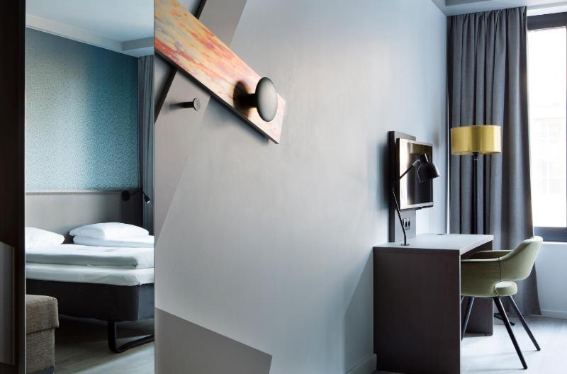Twin Room with Extra Bed image 4