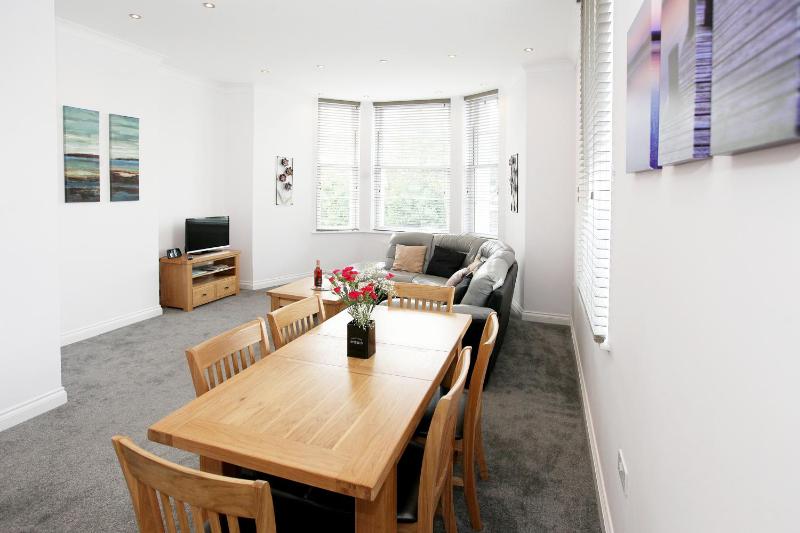 Apartment 6 with Parking image 3