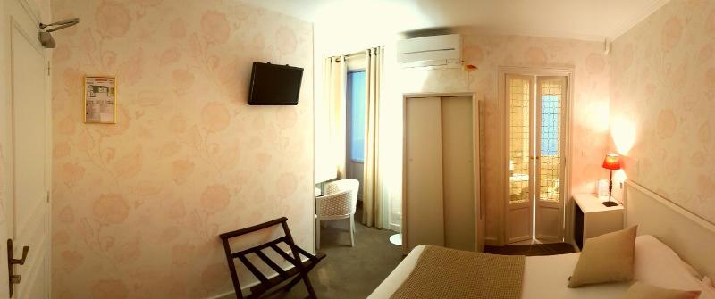 Classic Double Room image 2