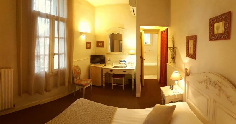 Classic Double Room image 4
