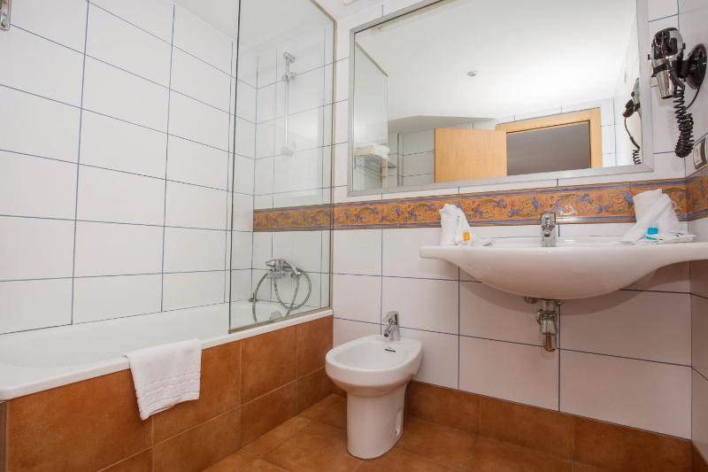 Standard Triple Room image 1