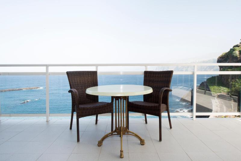 Double or Twin Room with Sea View image 3