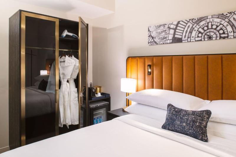 Standard King Room image 3