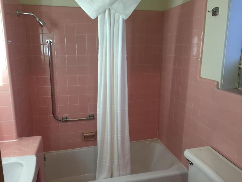 Standard King Room image 3