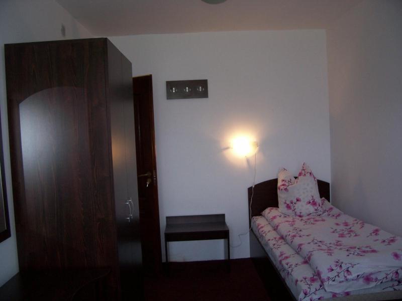 Twin Room image 3