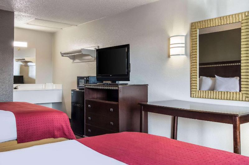 Queen Room with Two Queen Beds - Non-Smoking image 1