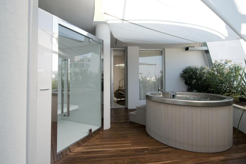 Luxury Two-Bedroom Suite - Split Level with sea view image 2
