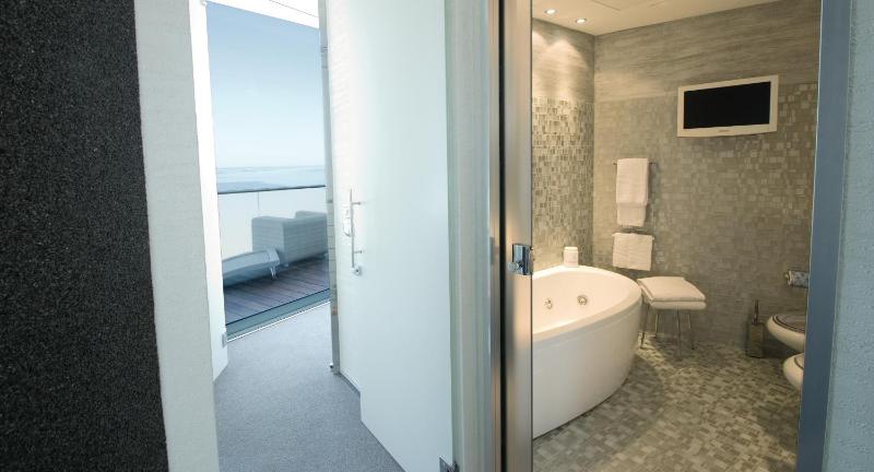 Luxury Two-Bedroom Suite - Split Level with sea view image 3