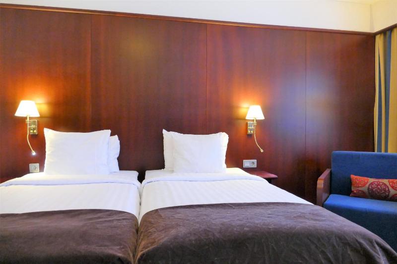 Standard Twin Room image 3