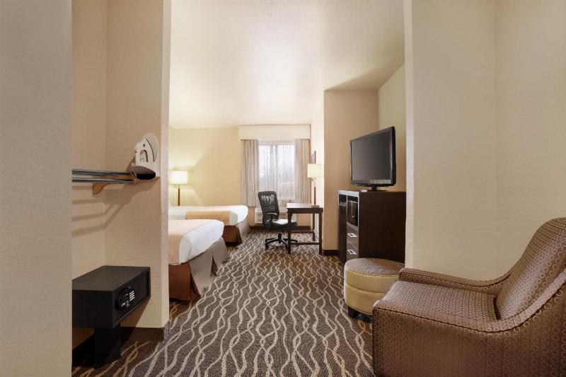 Queen Room with Two Queen Beds - Non-Smoking image 1