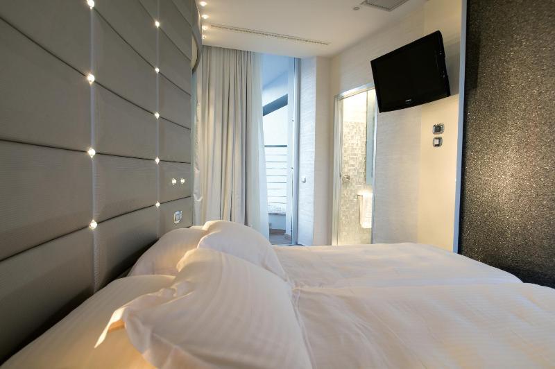 Luxury Two-Bedroom Suite - Split Level with sea view image 4