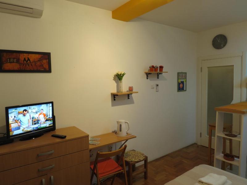 Studio 8 - image 2