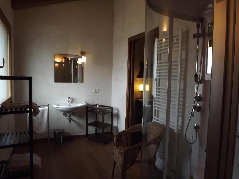 Standard Double Room image 4