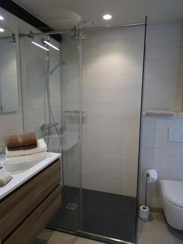 Small Double Room image 4
