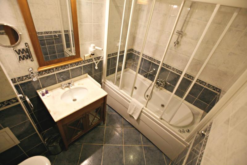Superior Deluxe Room image 3