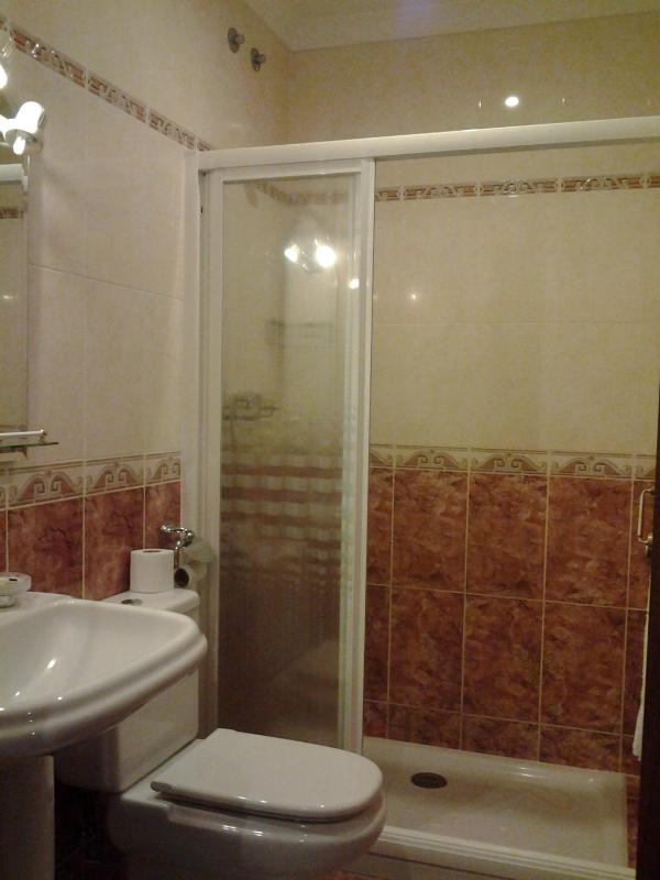 Twin Room image 3