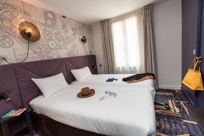 Standard Twin Room image 2