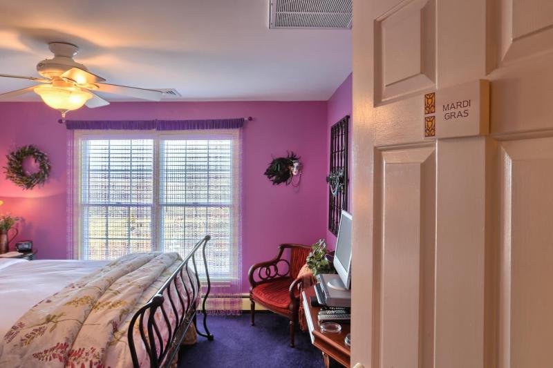 Queen Room with Pool View image 3
