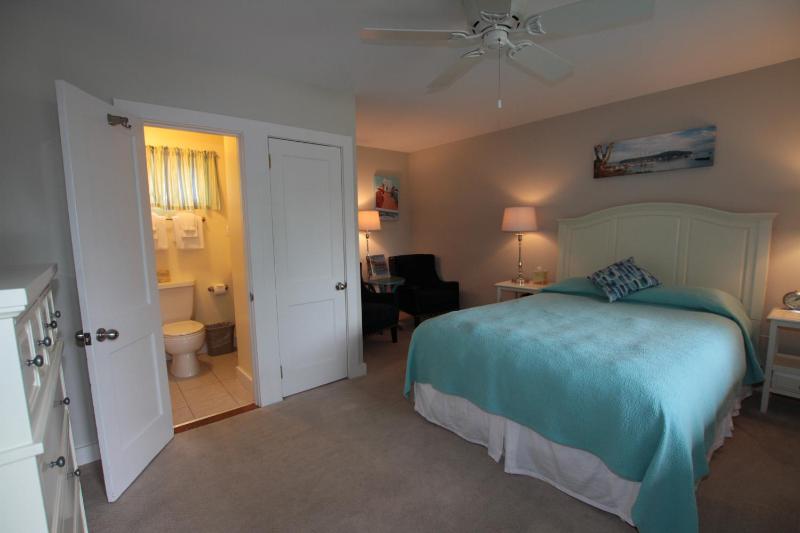 Deluxe Queen Room image 3