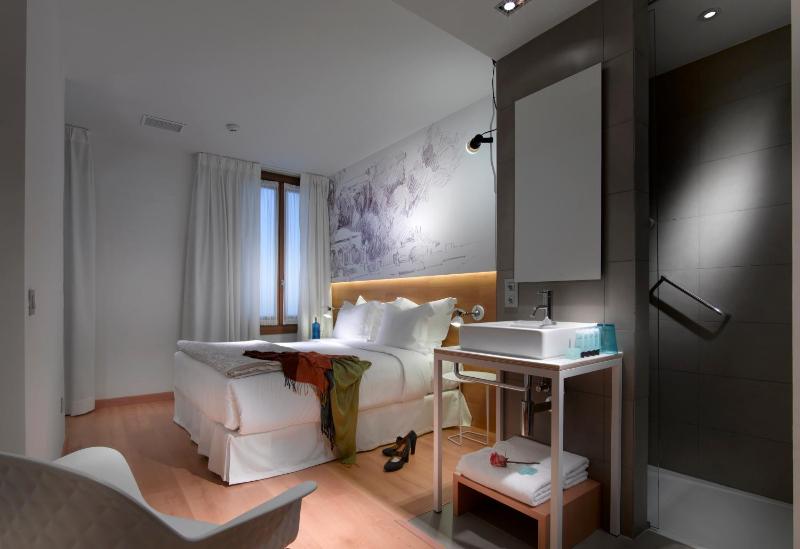 Double or Twin Room image 3