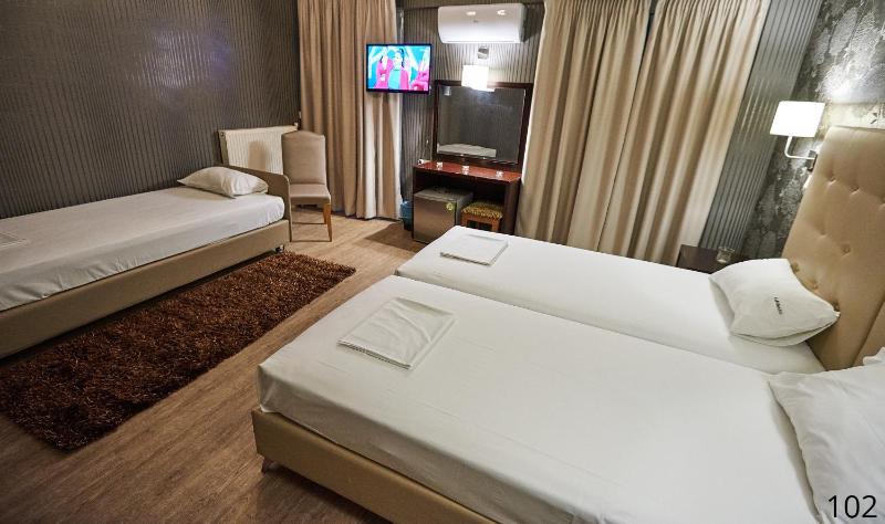 Standard Triple Room image 4