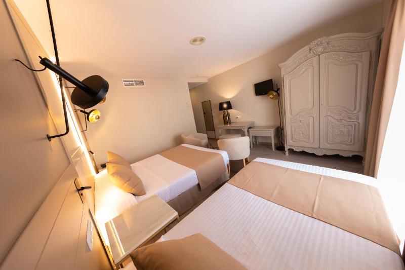 Double Room with Extra Bed image 4