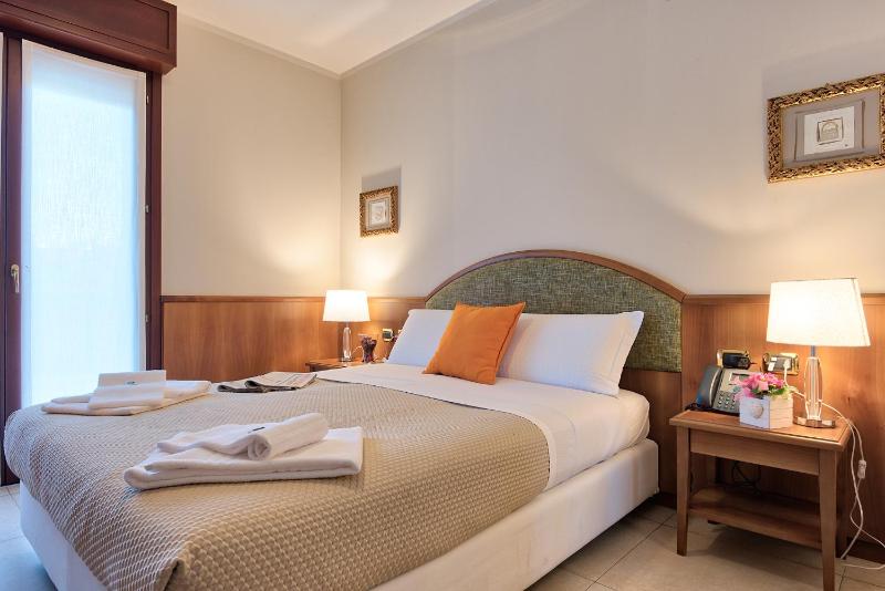 Double Room with Balcony image 2