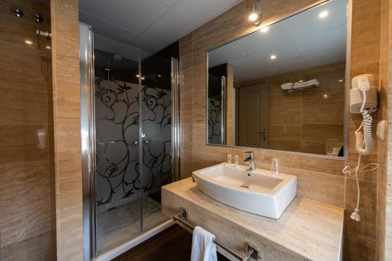 Double Room with Balcony and Sea View image 2