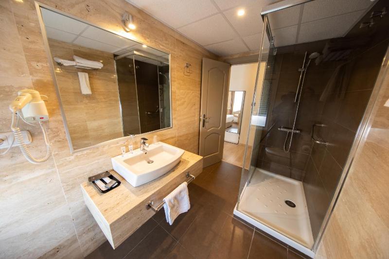 Double Room with Balcony and Sea View image 3