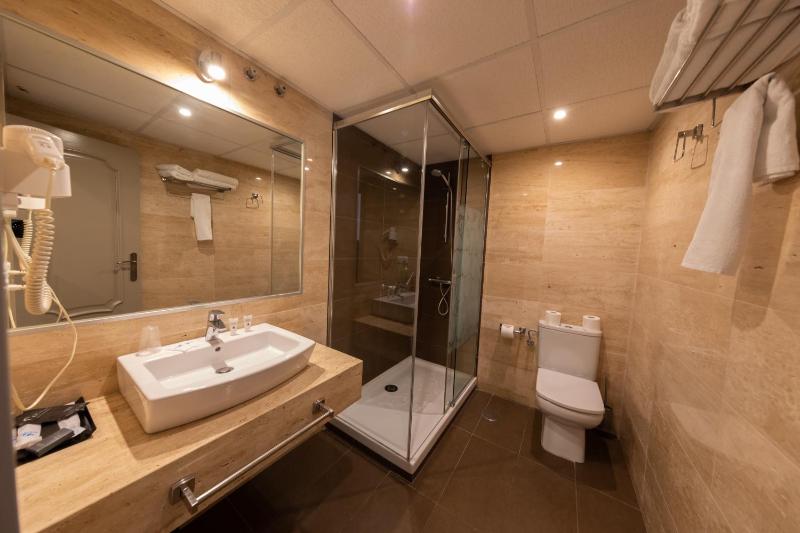 Double Room with Balcony and Sea View image 4