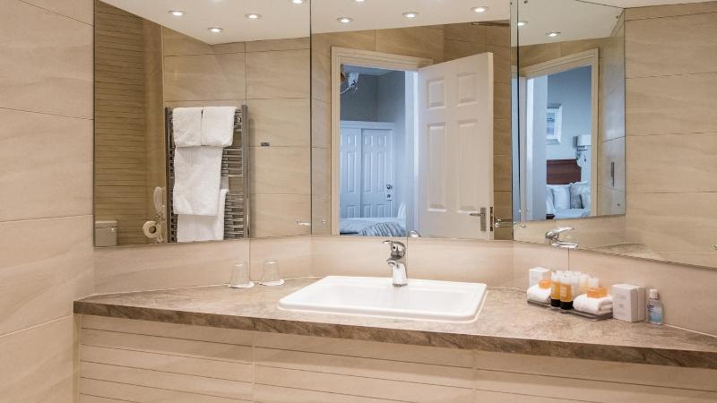 Deluxe Sea facing Twin/Double Room image 3