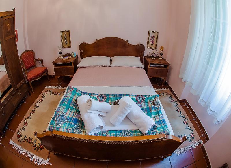 Standard Double Room with Shared Bathroom image 4