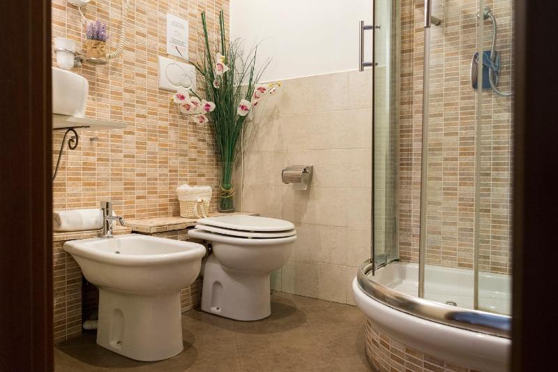 Economy Double Room image 2