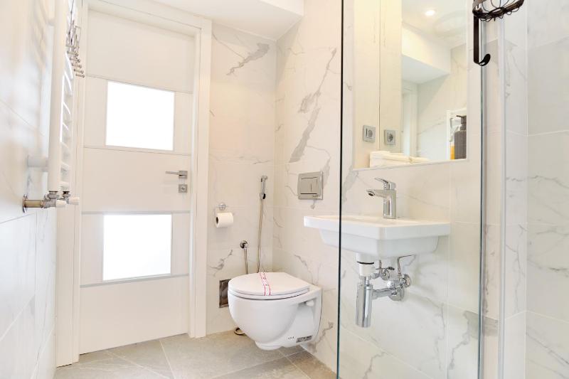 Deluxe Double Room image 3