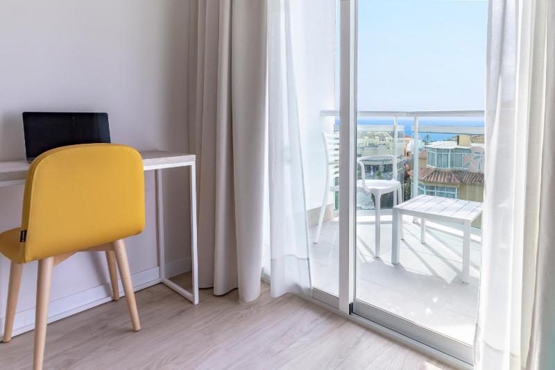 Double Room with Side Sea View  image 3